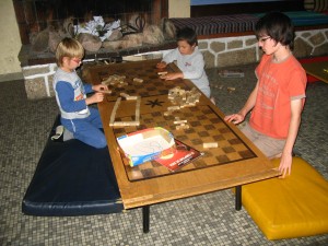 Les enfants jouent aux jeux en bois Les enfants jouent aux jeux en bois