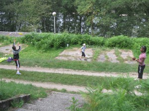 Les jeunes jouent à l'ultimate