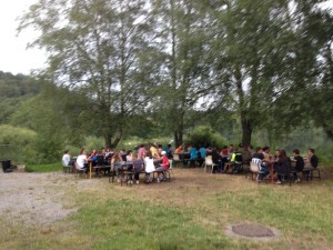 Les enfants et les animateurs au repas à Viam