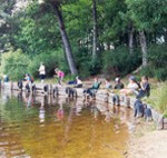 Les enfants pêchent au bord de l’étang