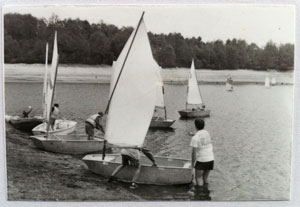 Les enfants pratiquent la voile sur des optimists